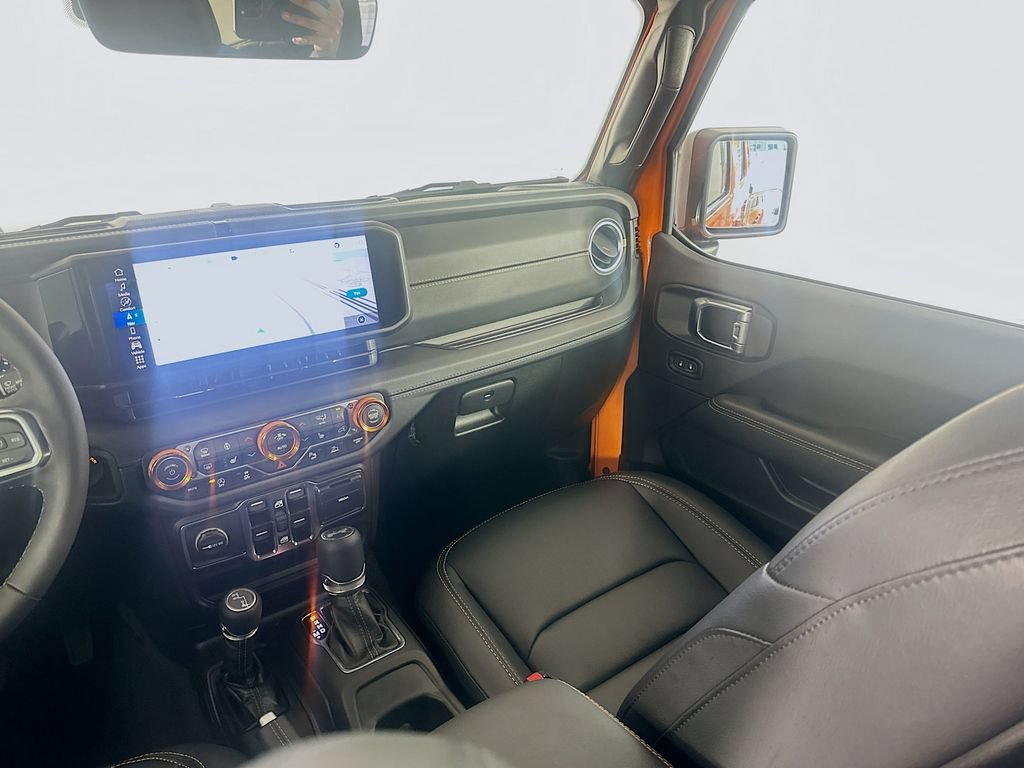 Used 2025 Jeep Wrangler Unlimited Sahara AWD/4WD image 24