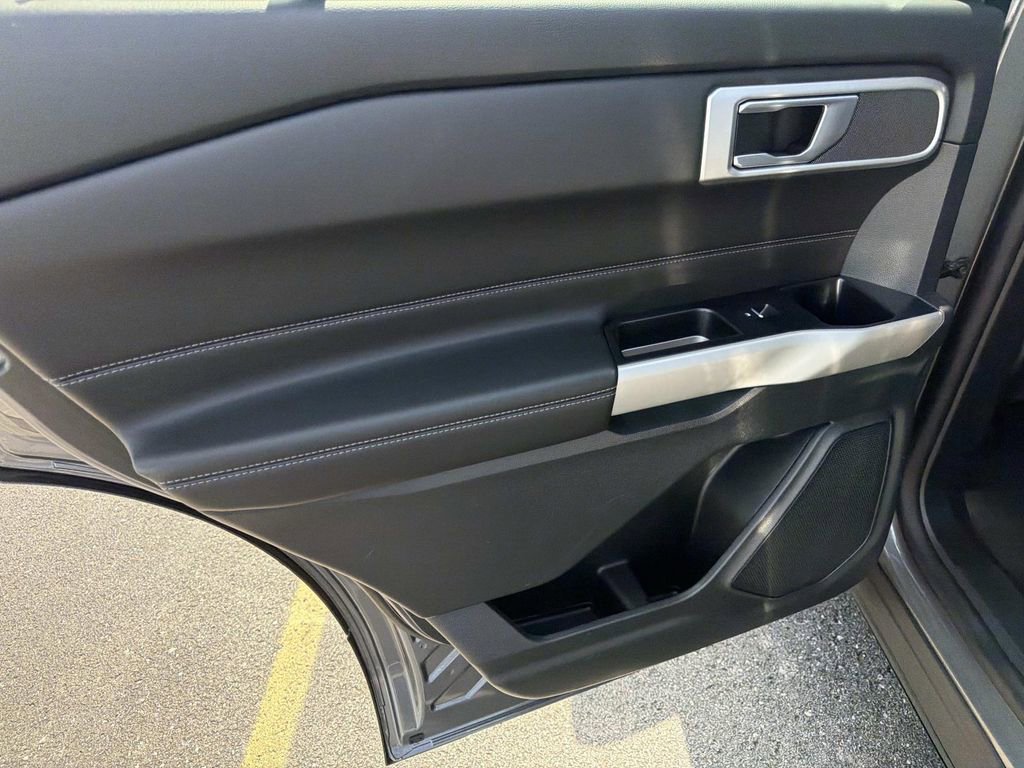 Used 2023 Ford Explorer XLT AWD/4WD image 14