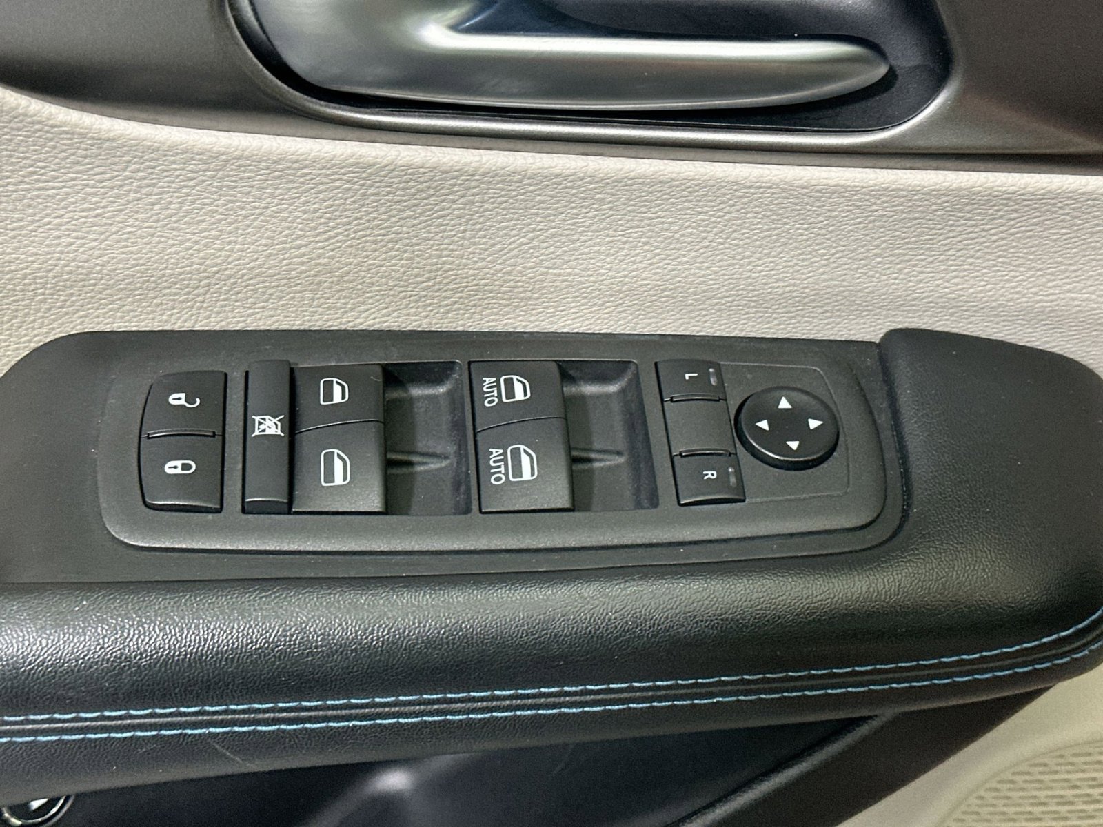 Used 2021 Chrysler Pacifica Touring-L image 16