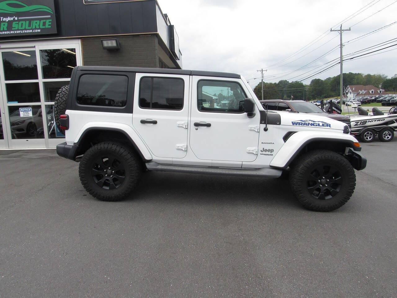 Used 2018 Jeep Wrangler Unlimited Sahara AWD/4WD image 3