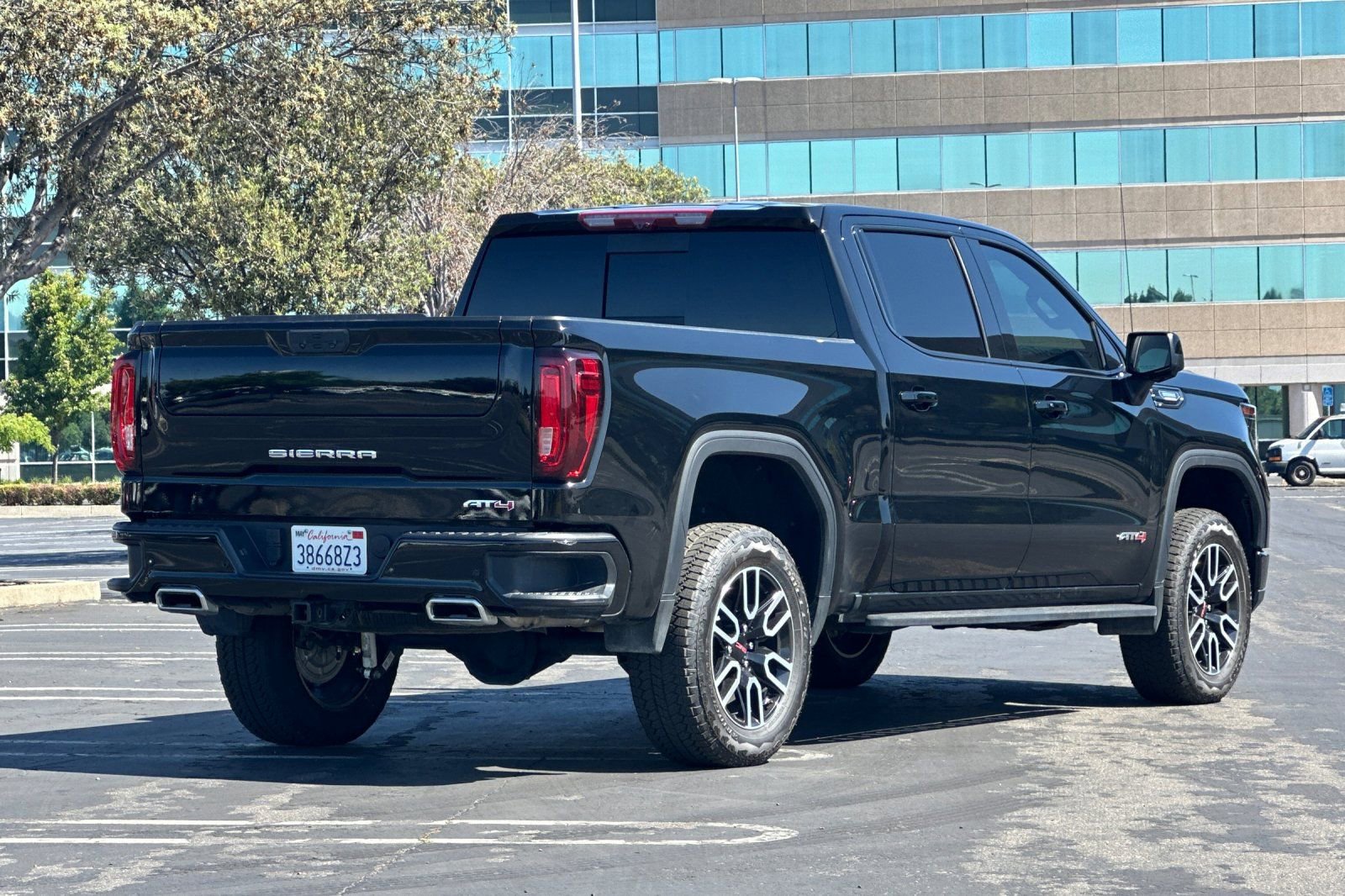 Used 2024 GMC Sierra 1500 AT4 w/ Technology Package AWD/4WD image 4