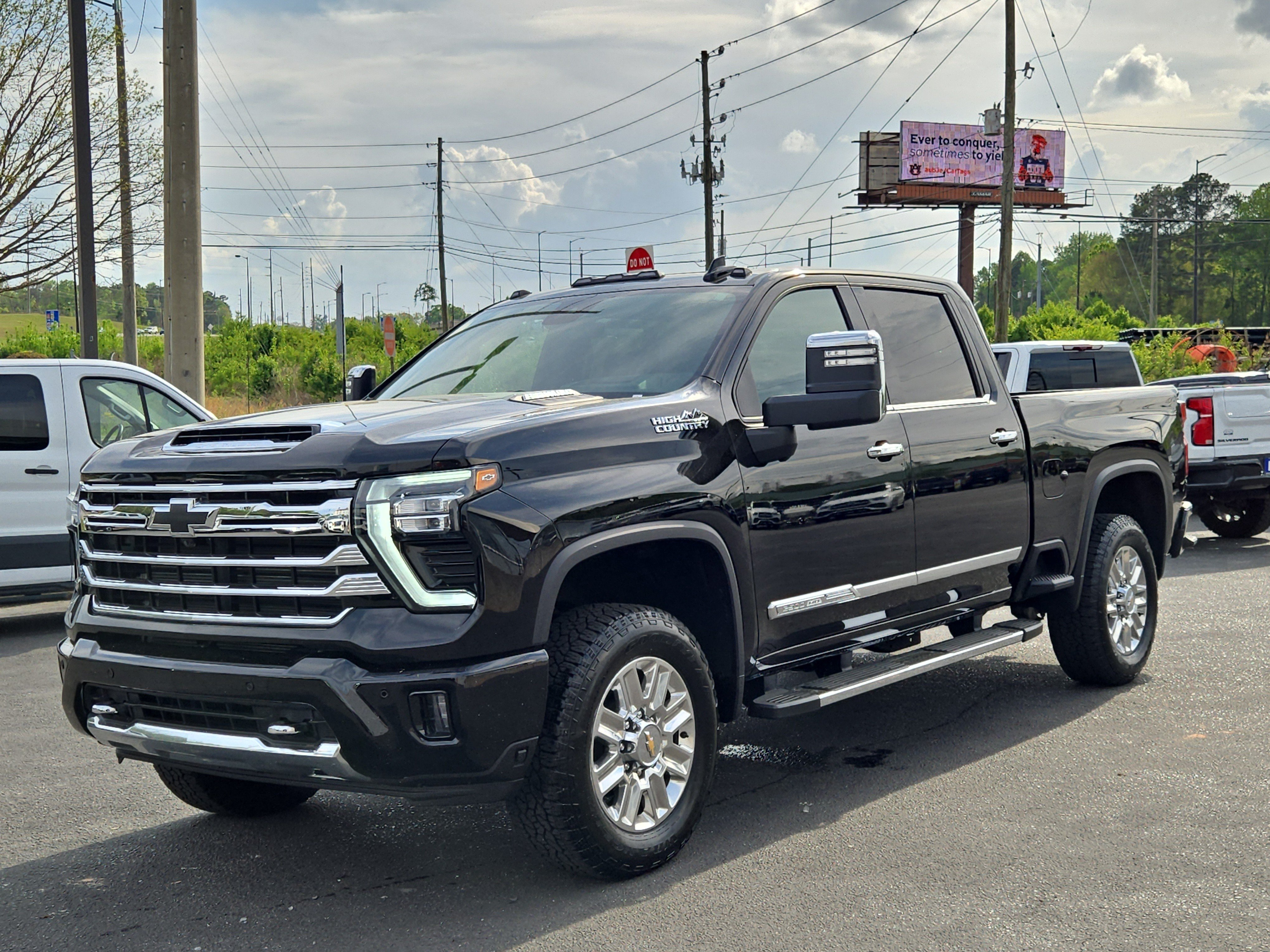Used 2025 Chevrolet Silverado 2500 High Country w/ Technology Package AWD/4WD image 3