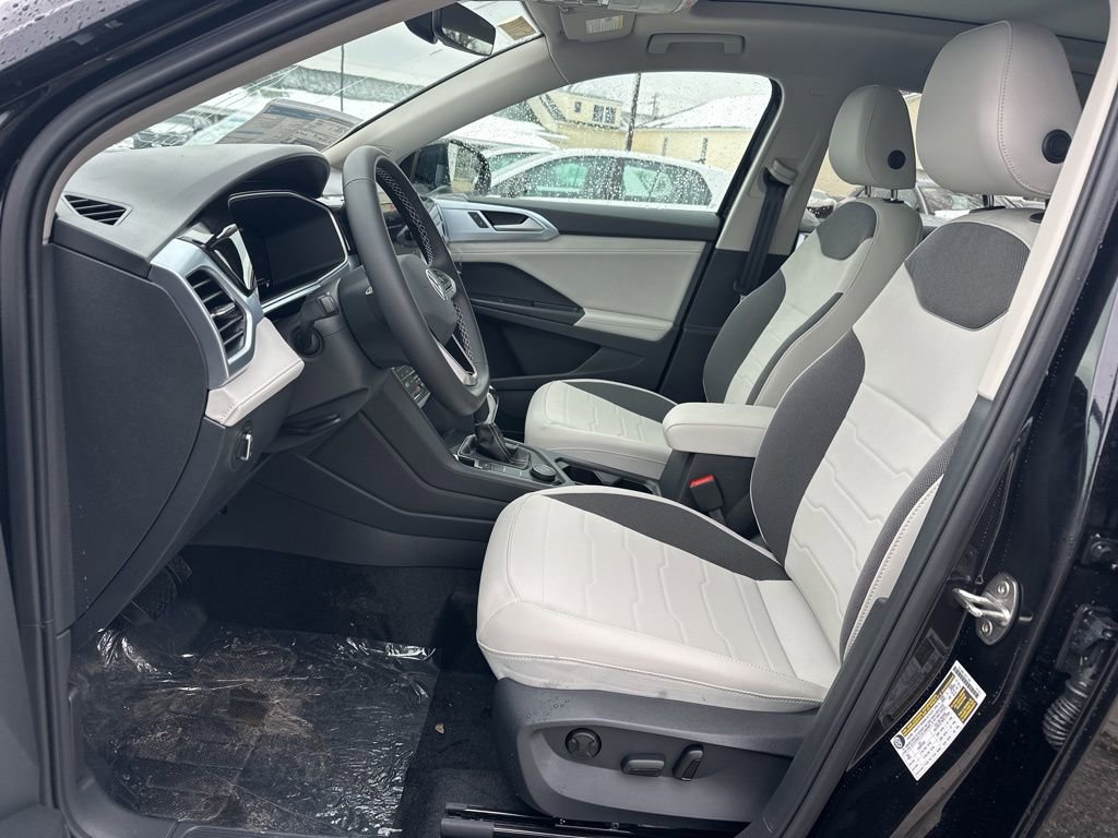 New 2026 Volkswagen Taos SE image 9