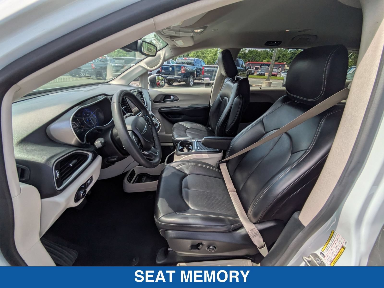 Used 2023 Chrysler Pacifica Touring-L FWD image 26