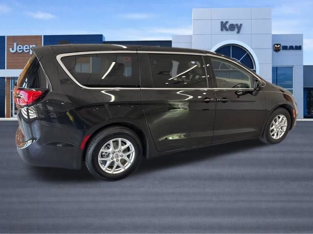 Used 2023 Chrysler Pacifica Touring-L FWD image 8