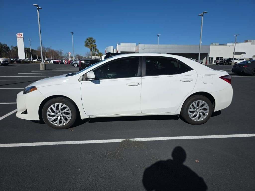 Used 2018 Toyota Corolla LE image 3