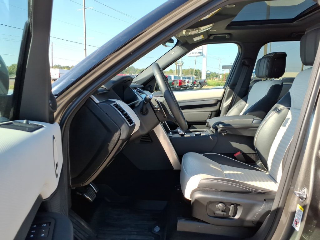 Used 2024 Land Rover Discovery Dynamic SE AWD/4WD image 16