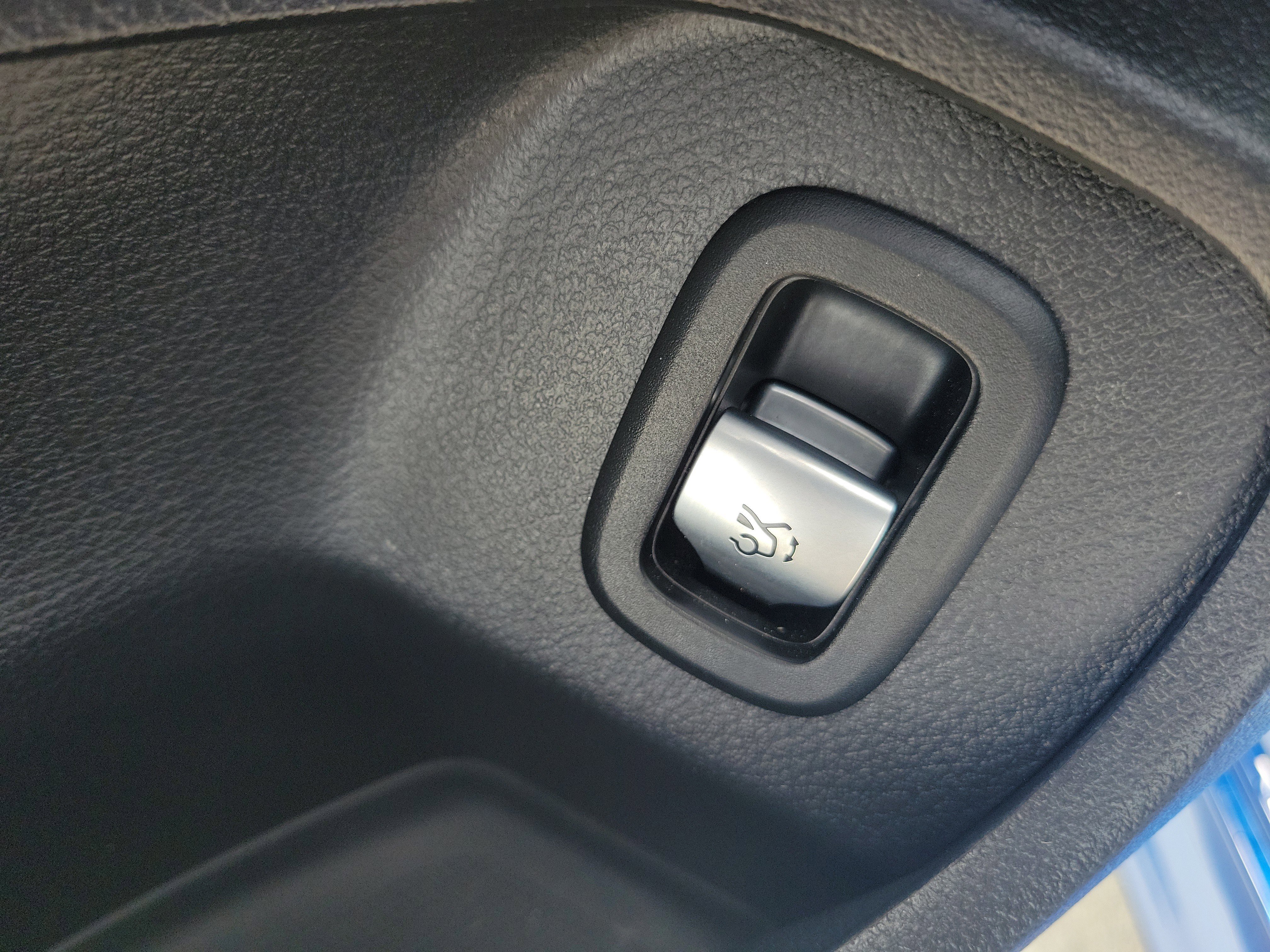 Used 2025 Mercedes-Benz CLE 300 4MATIC Coupe image 17