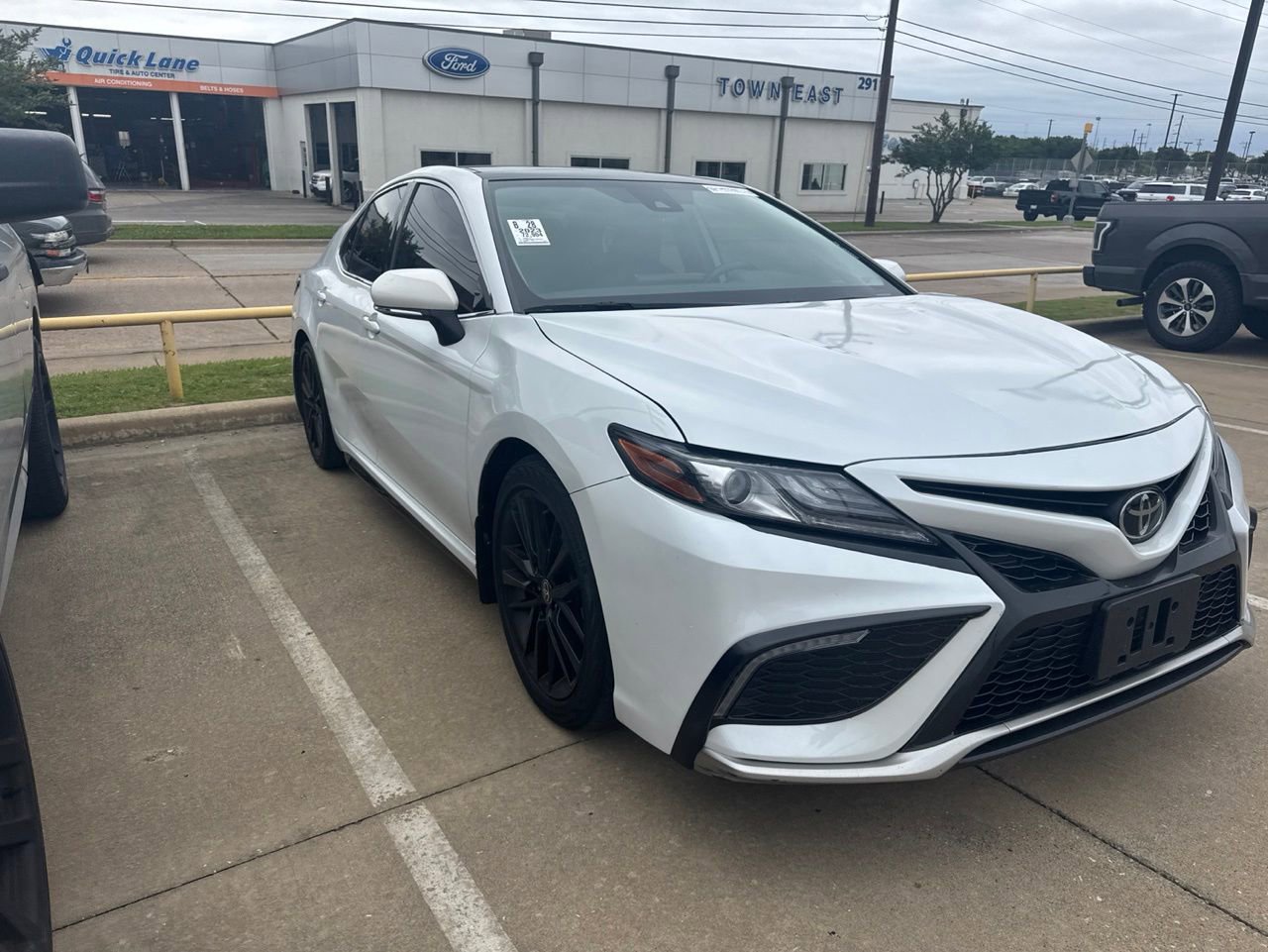 Used 2023 Toyota Camry XSE FWD image 3
