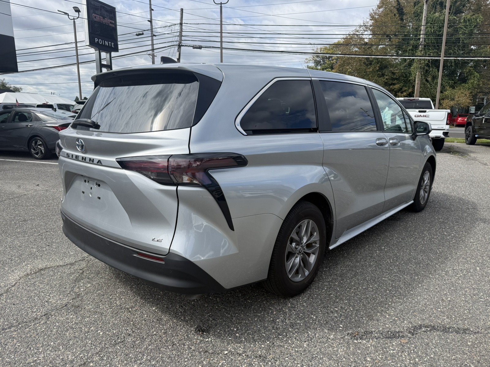 Used 2025 Toyota Sienna LE FWD image 3