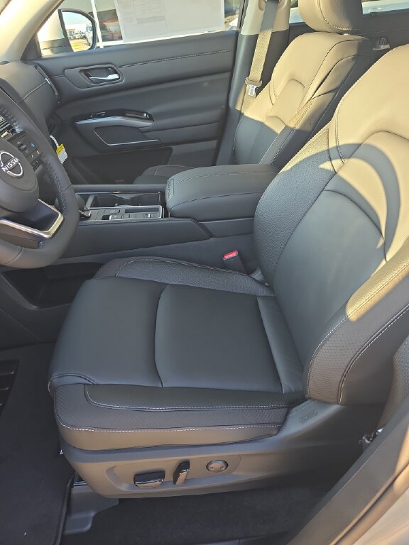New 2025 Nissan Pathfinder SL image 6