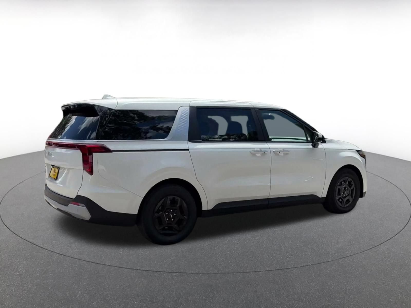 Used 2026 Kia Carnival FWD image 14