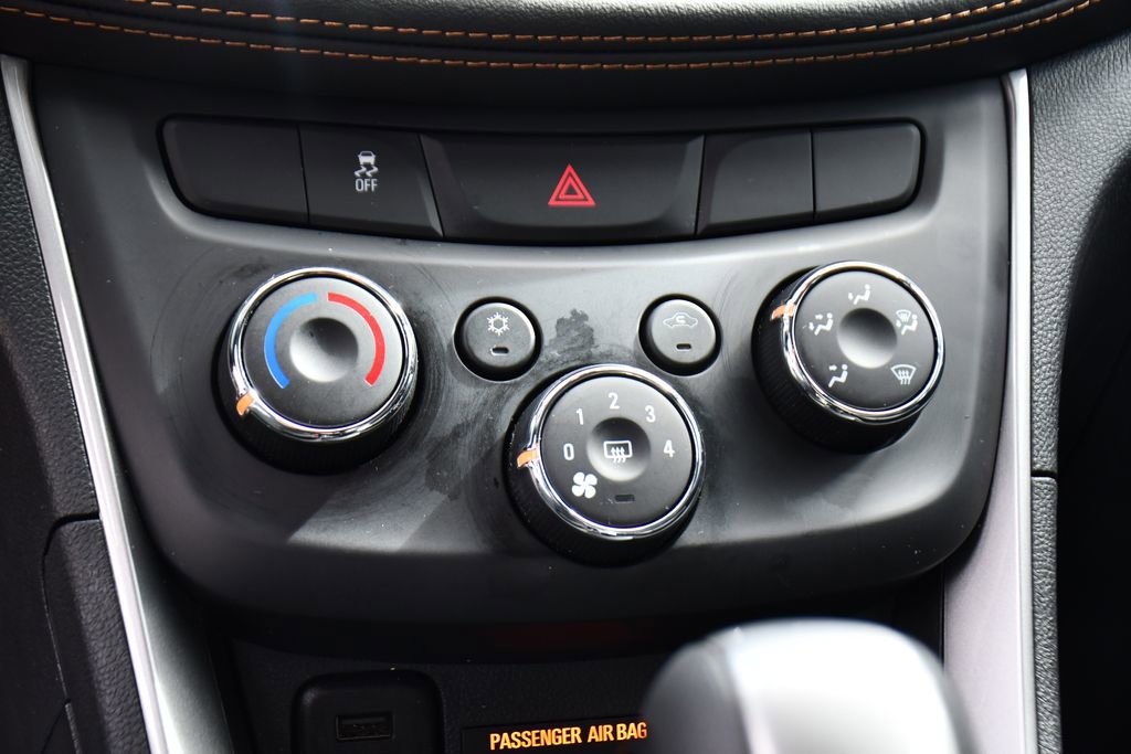 Used 2022 Chevrolet Trax LT w/ LT Convenience Package AWD/4WD image 29