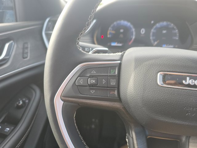 Used 2025 Jeep Grand Cherokee Limited w/ Black Appearance Package image 22