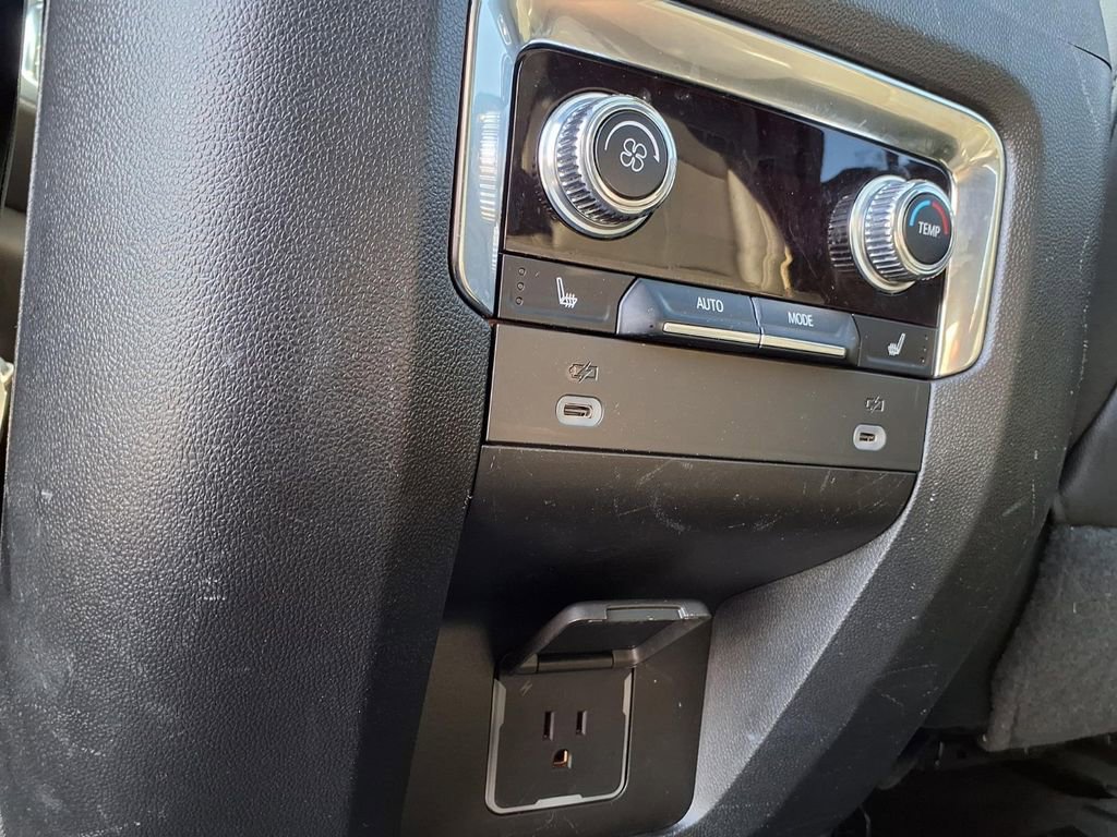 Used 2023 GMC Yukon XL SLT w/ SLT Premium Package image 27