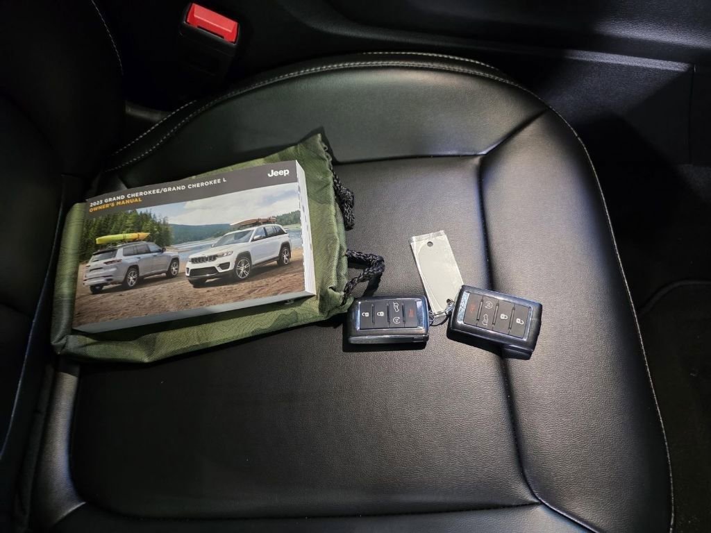 Used 2023 Jeep Grand Cherokee Limited w/ Black Appearance Package image 10