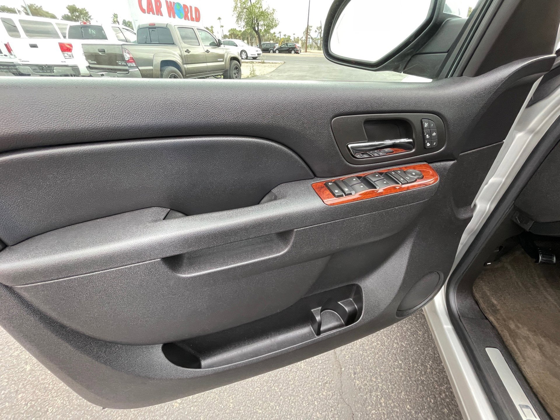 Used 2010 Chevrolet Tahoe LTZ RWD image 14