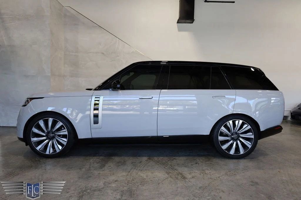 Used 2023 Land Rover Range Rover SV image 3