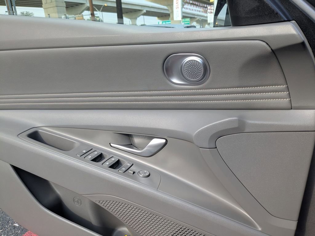 Used 2025 Hyundai Elantra SEL FWD image 15