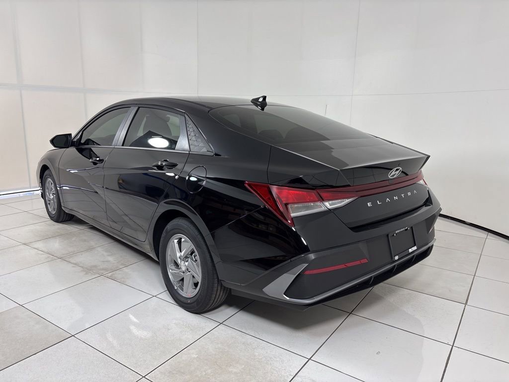New 2026 Hyundai Elantra SE FWD image 3