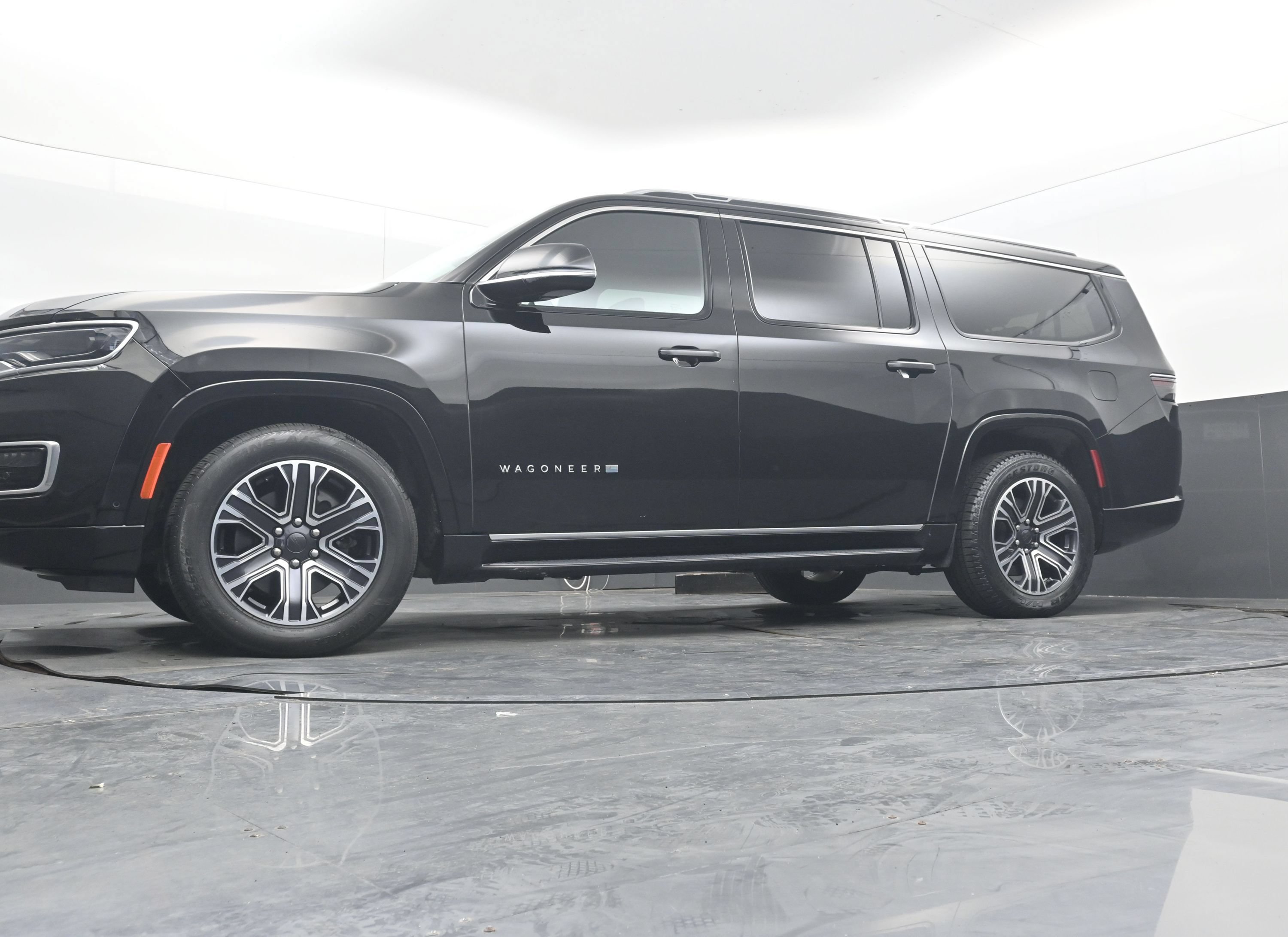 Used 2024 Jeep Wagoneer L Series II RWD image 26