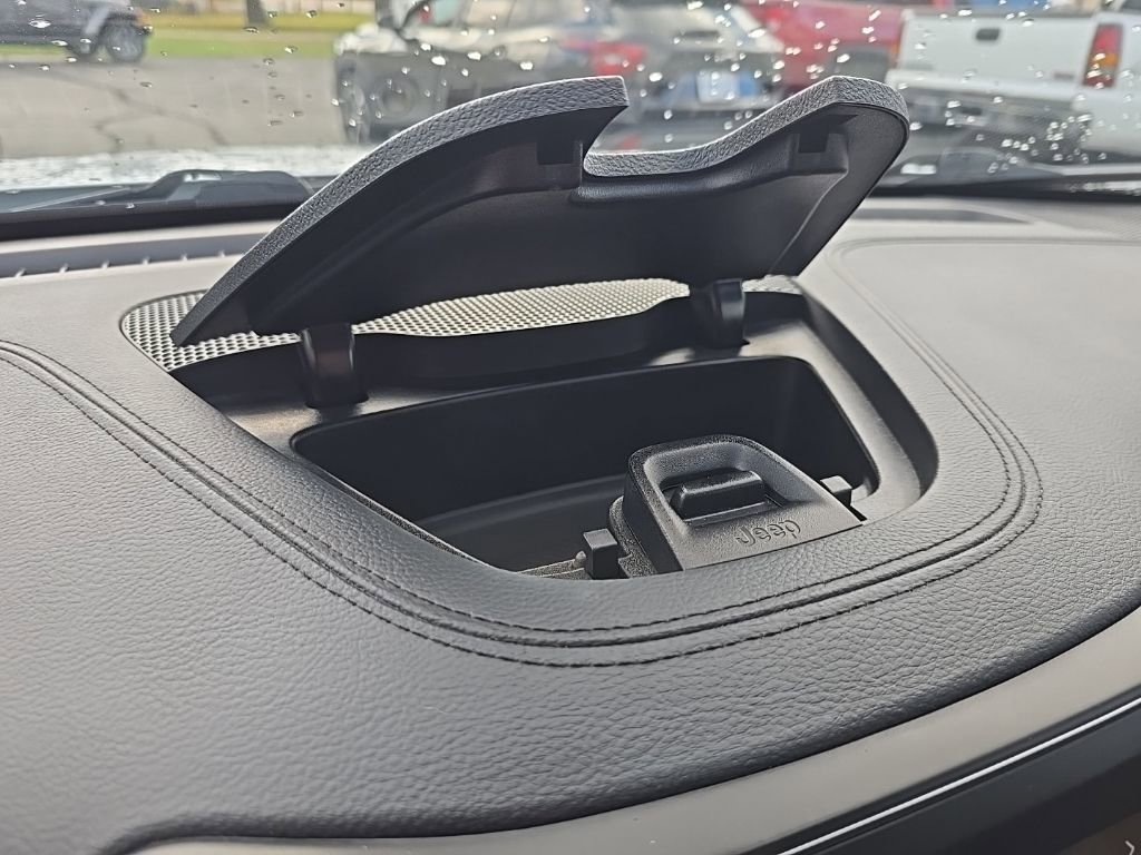 Used 2019 Jeep Cherokee Latitude w/ Cold Weather Group image 24