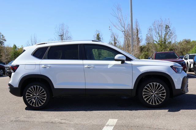 Certified 2025 Volkswagen Taos SE image 8