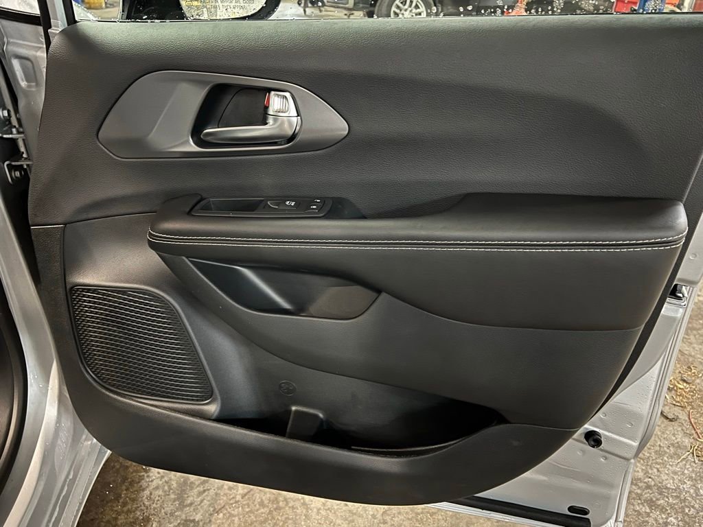 New 2026 Chrysler Pacifica Select w/ S Appearance Package FWD image 11