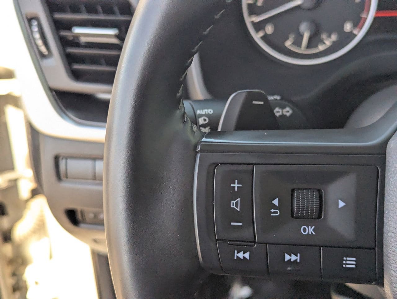 Certified 2025 Nissan Rogue SV FWD image 27