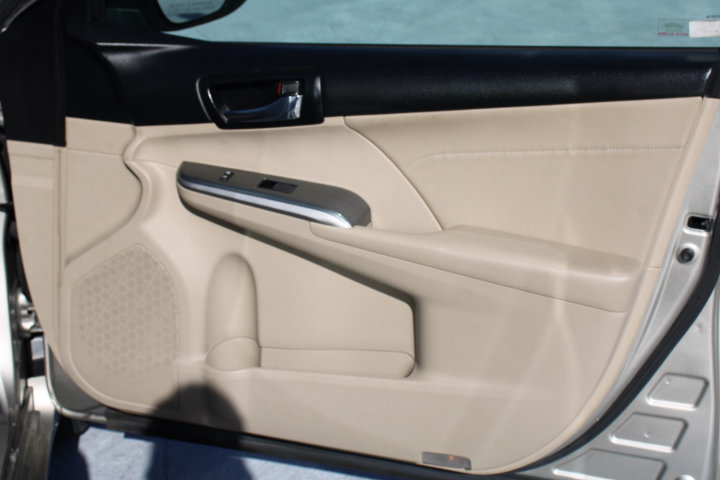 Used 2014 Toyota Camry XLE w/ Leather Package image 18