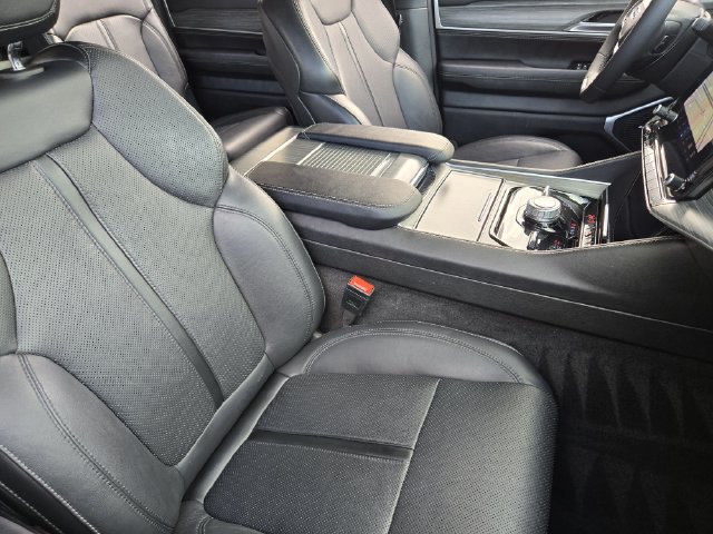 Certified 2024 Jeep Wagoneer Series III AWD/4WD image 14