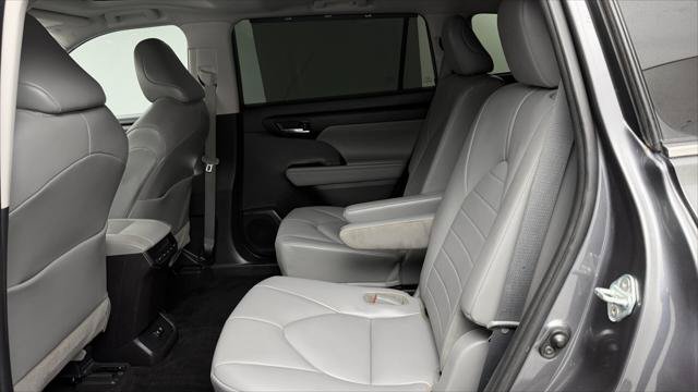 Used 2021 Toyota Highlander XLE AWD/4WD image 17