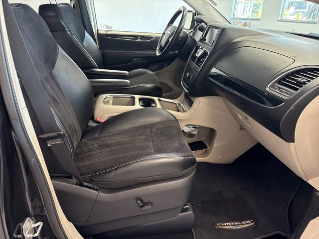 Used 2014 Chrysler Town & Country Touring-L FWD image 22