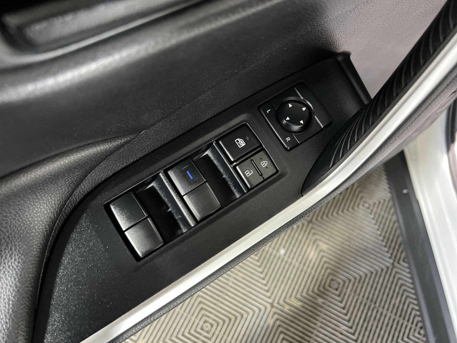 Used 2021 Toyota RAV4 LE w/ Carpet Mat Package (TMS) FWD image 15