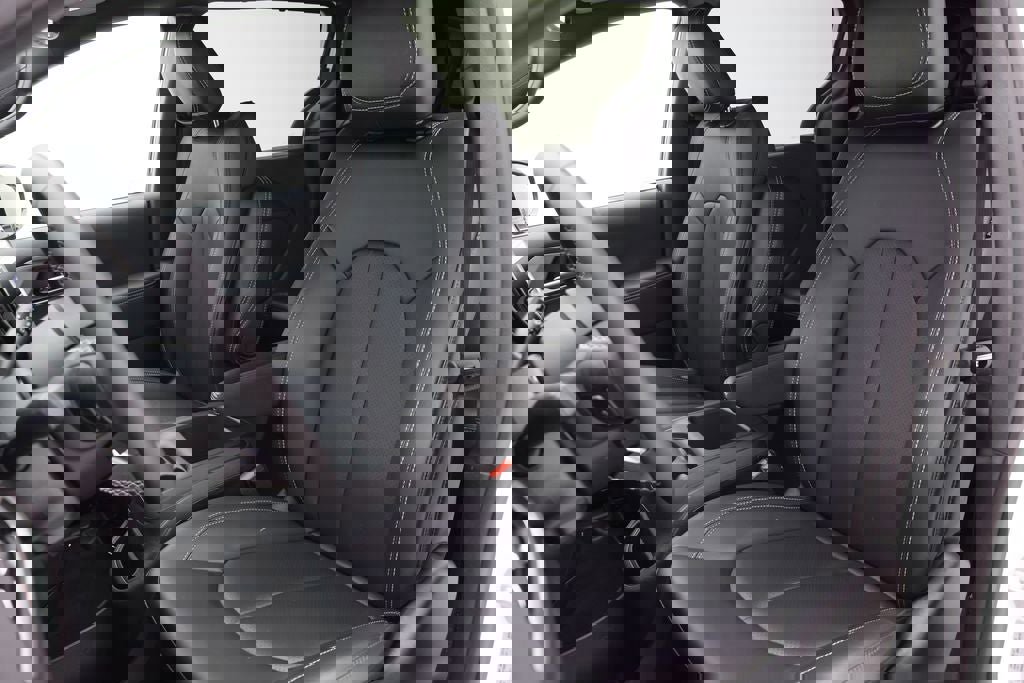 Used 2025 Chrysler Pacifica Select image 15