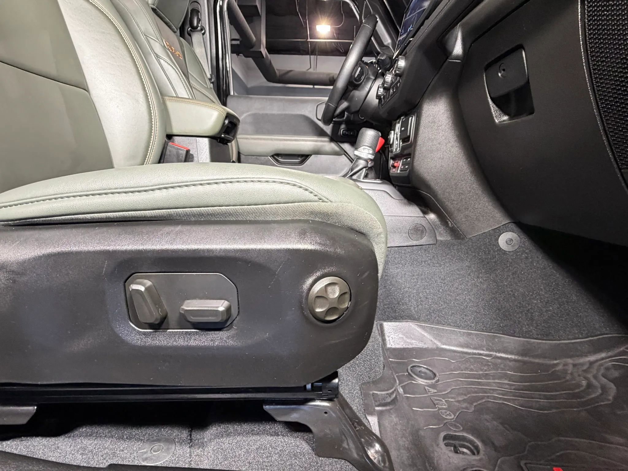 Used 2024 Jeep Gladiator Mojave AWD/4WD image 22