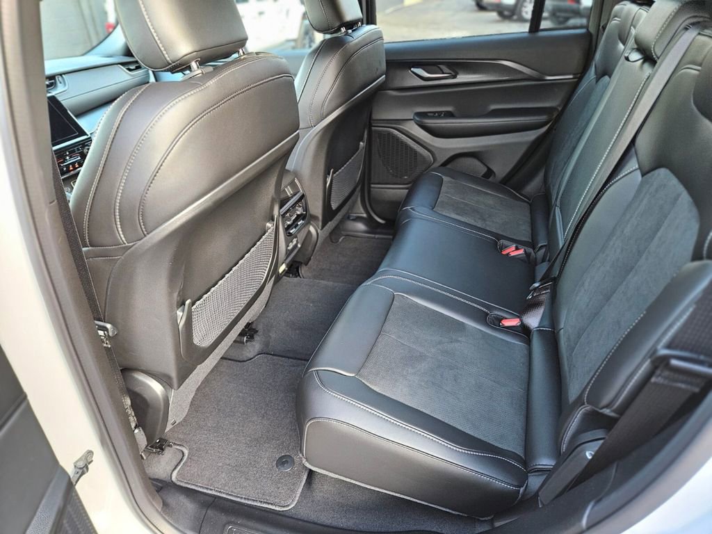 New 2025 Jeep Grand Cherokee Altitude image 16
