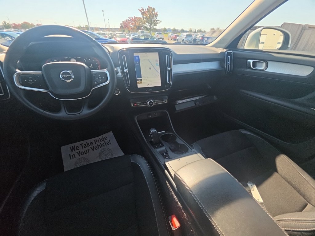 Used 2020 Volvo XC40 T4 Momentum FWD image 32