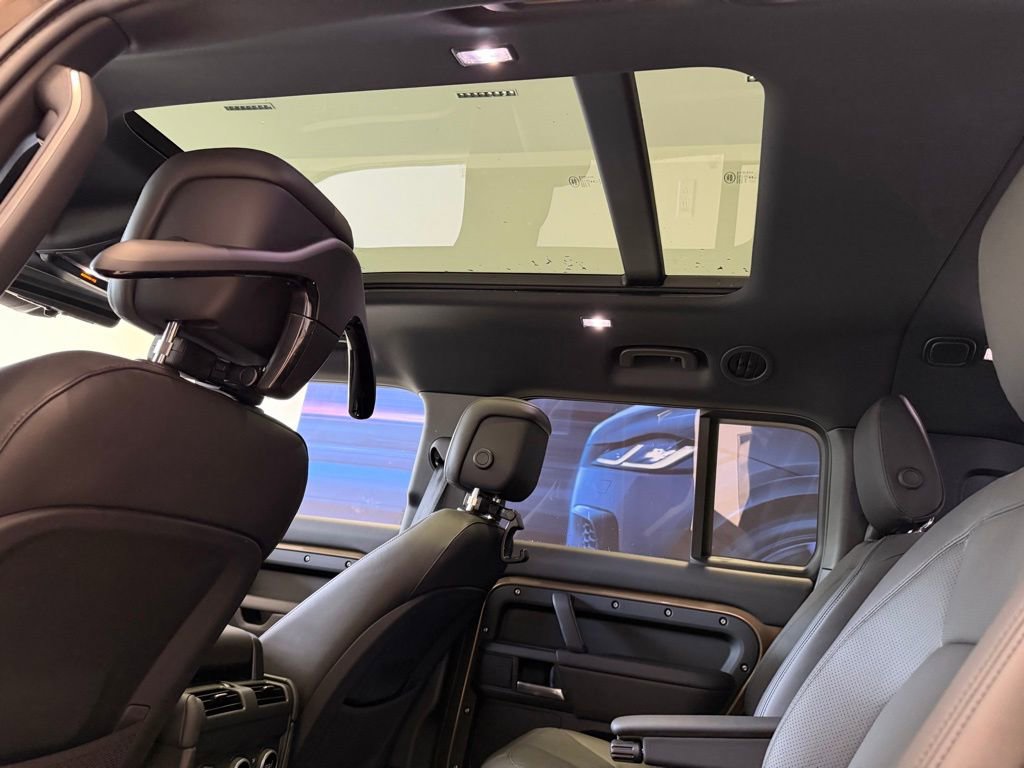 New 2025 Land Rover Defender 130 X-Dynamic SE image 13