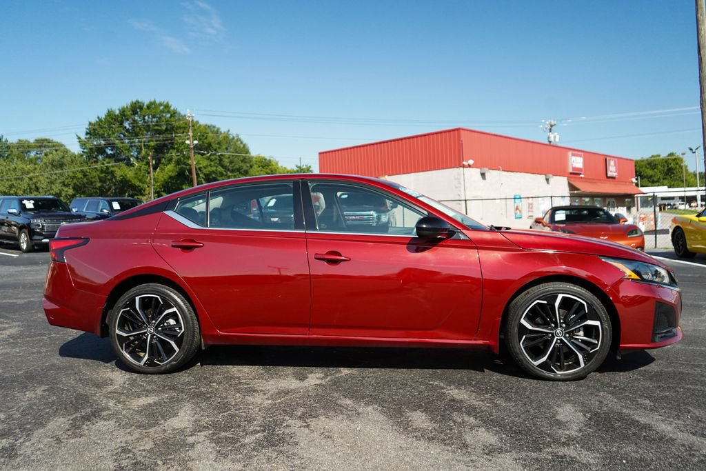 Used 2023 Nissan Altima 2.5 SR AWD/4WD image 2