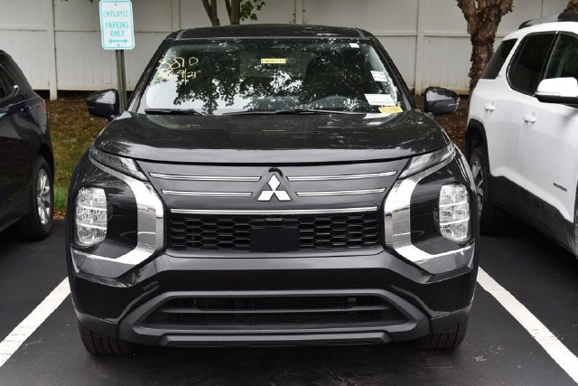 Used 2025 Mitsubishi Outlander ES FWD image 3