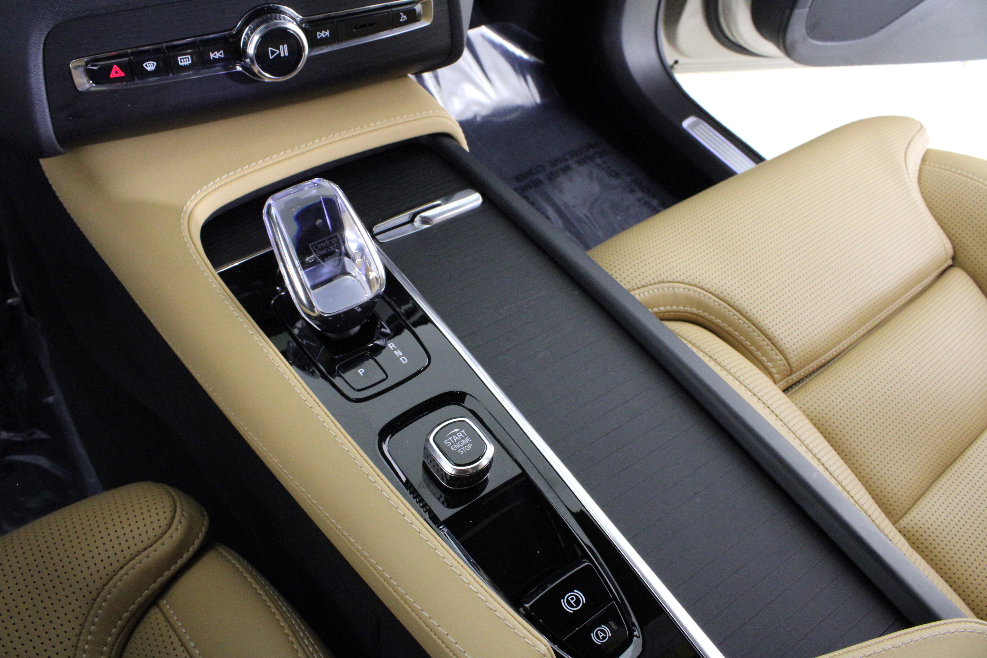 Used 2025 Volvo XC90 B6 Ultra w/ Protection Package Premier image 28