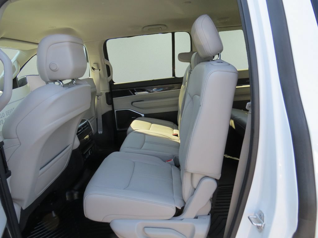 Used 2024 Jeep Wagoneer 4WD w/ Convenience Group I image 13
