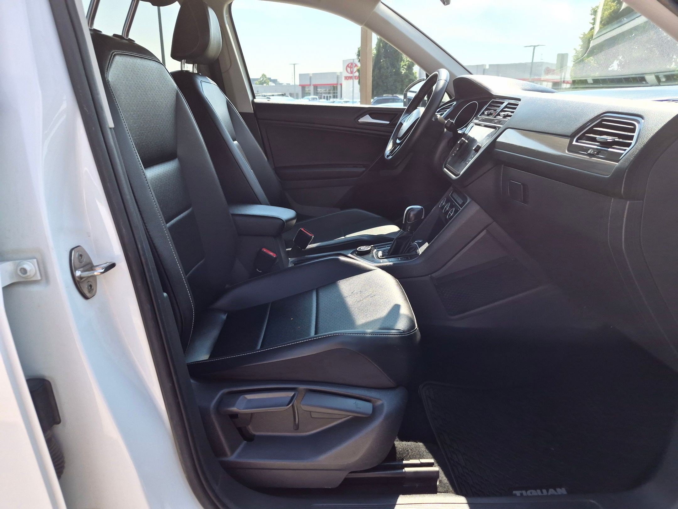 Used 2021 Volkswagen Tiguan SE AWD/4WD image 30