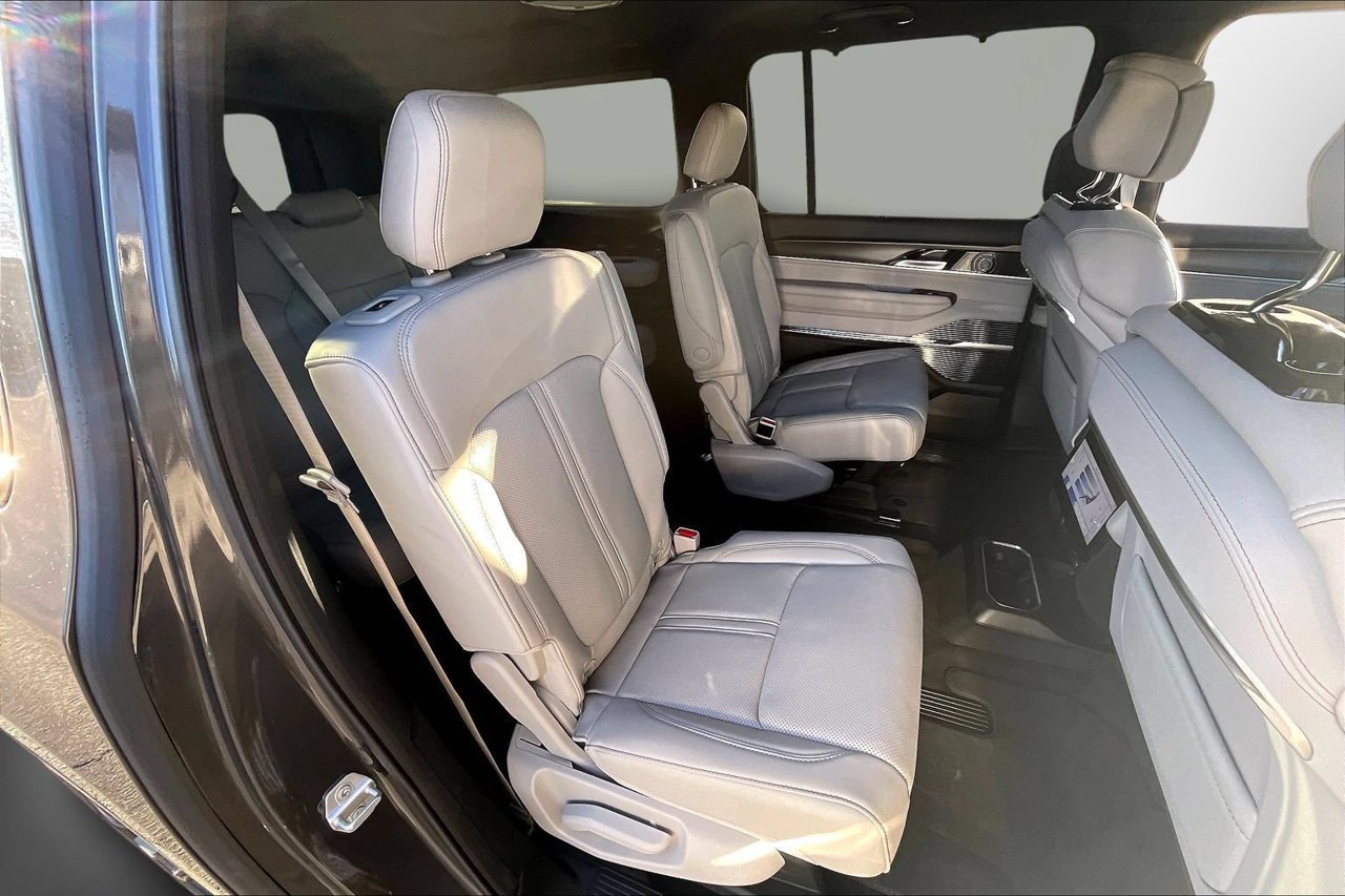 New 2026 Jeep Grand Wagoneer L Summit w/ Premium Group III AWD/4WD image 21