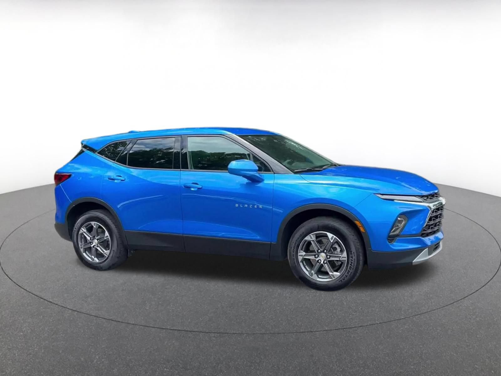 Used 2025 Chevrolet Blazer LT FWD image 2