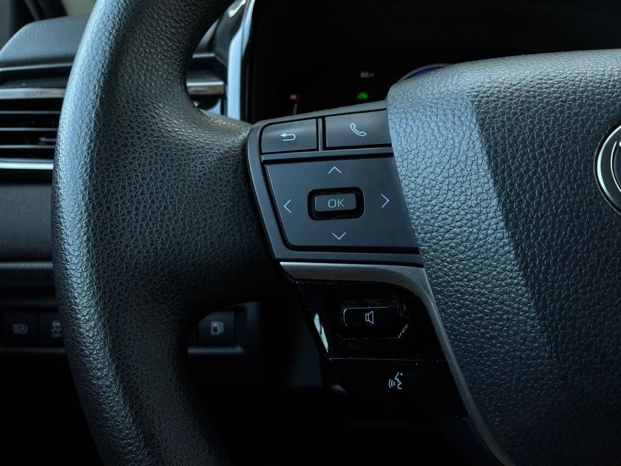 Used 2025 Toyota Camry LE FWD image 32