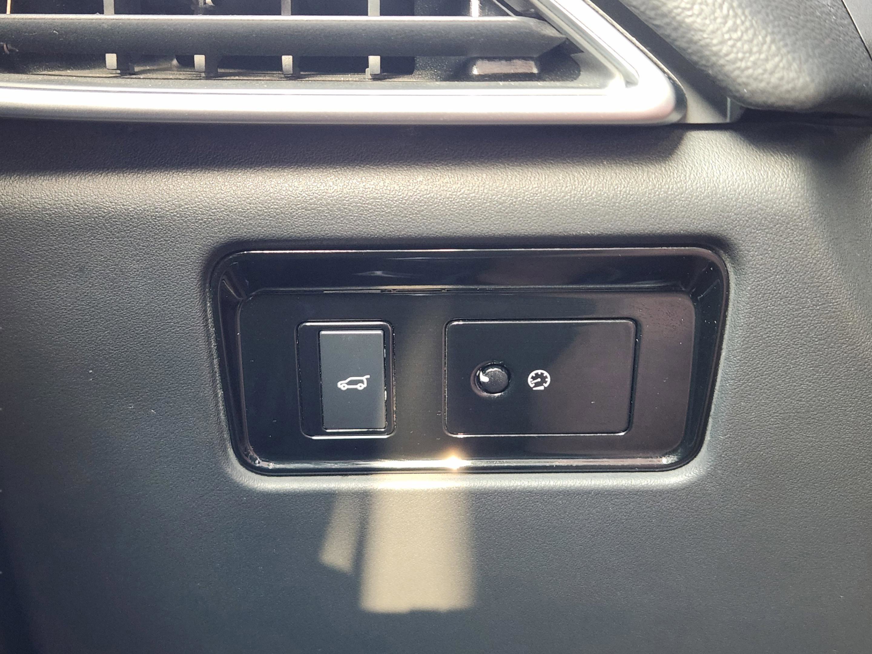 Used 2017 Jaguar F-PACE Prestige image 16