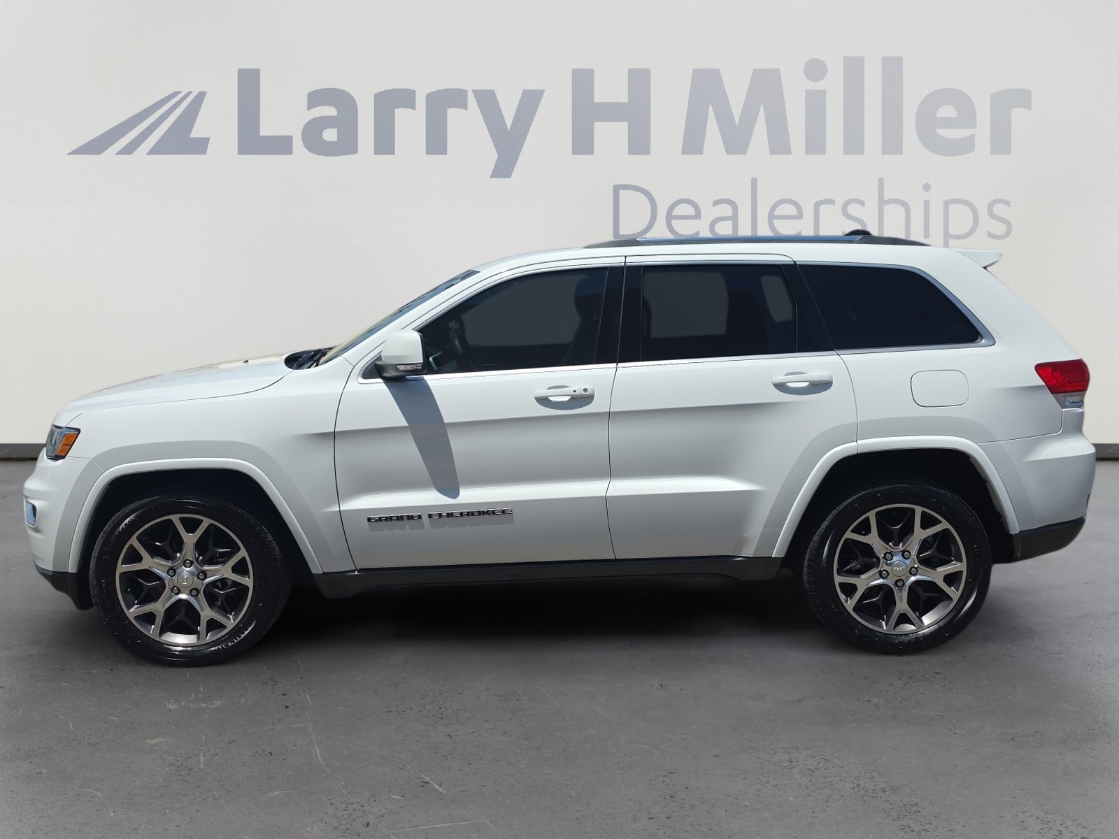 Used 2018 Jeep Grand Cherokee Limited AWD/4WD image 2