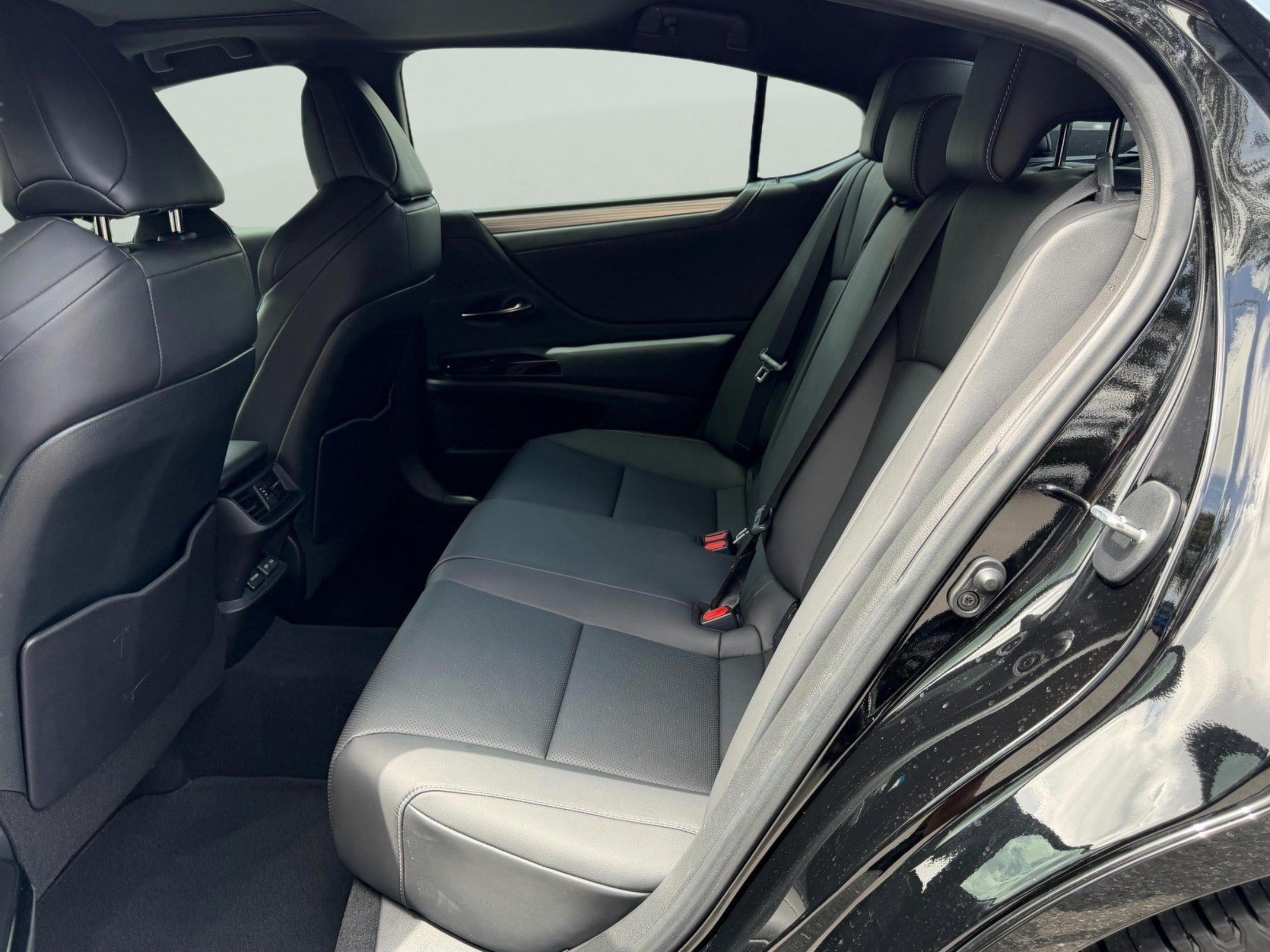 Used 2023 Lexus ES 350 F Sport w/ Accessory Package (Z2) FWD image 11